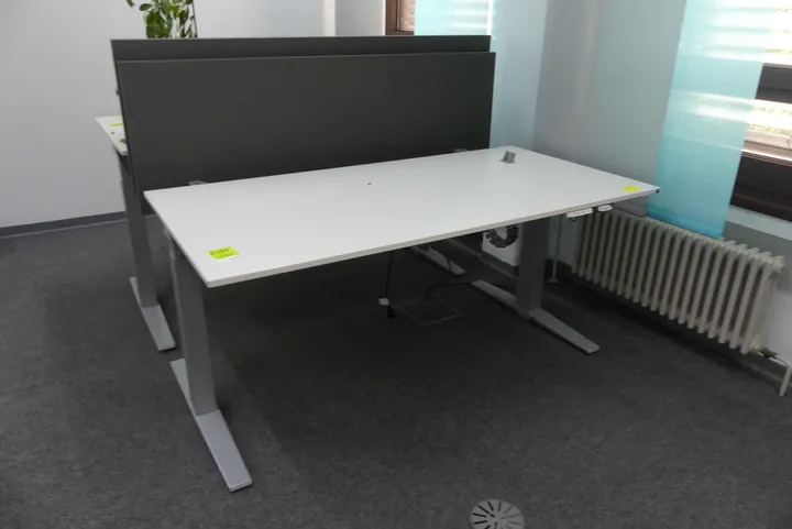 Elektrisch höhenverstellbarer Schreibtisch mit Trennwand Maße in cm ca. 160 x 80